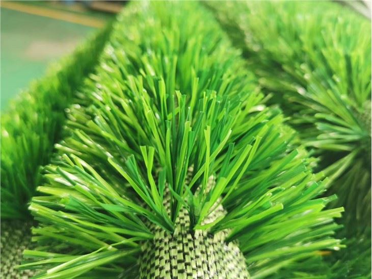 Soláthraí Grass Móna Saorga Spóirt Gairmiúla